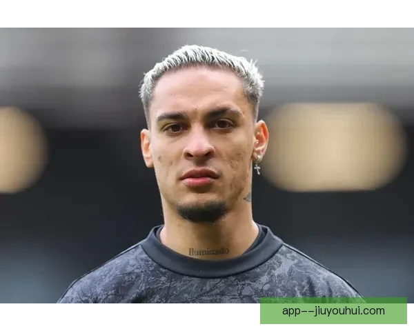 安东尼场上花哨动作引争议英超名宿直言缺乏尊重